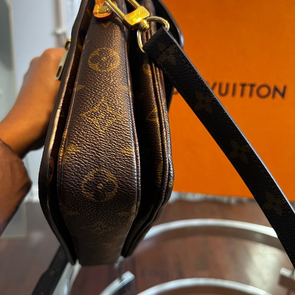 Louis Vuitton Pochette Métis Monogram - Picture 10 of 15
